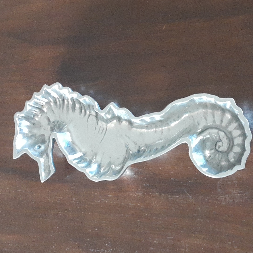 Seahorse Server by Wilton Armetale